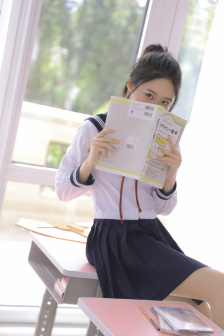 在厨房里面插秧